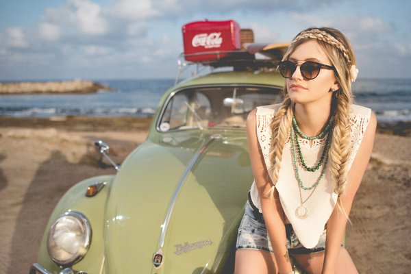 Quels accessoires privilégier pour un look de plage sophistiqué?