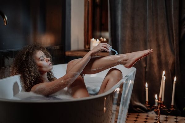 Quelle est la meilleure façon de faire un bain de pieds relaxant avec des huiles essentielles ?